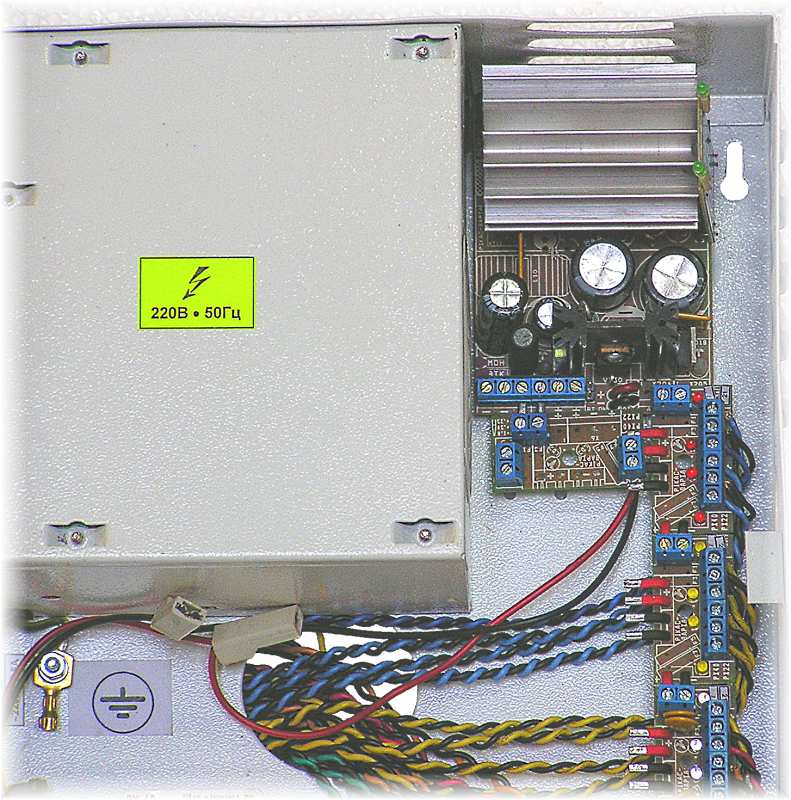 Пример использования модуля PX-00 в 8 А источниках IPS-1280C-05 - включен между выходом источника и расширителями PX-40, PX-22